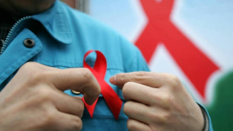 broche_com_símbolo_da_luta_contra_a_Aids