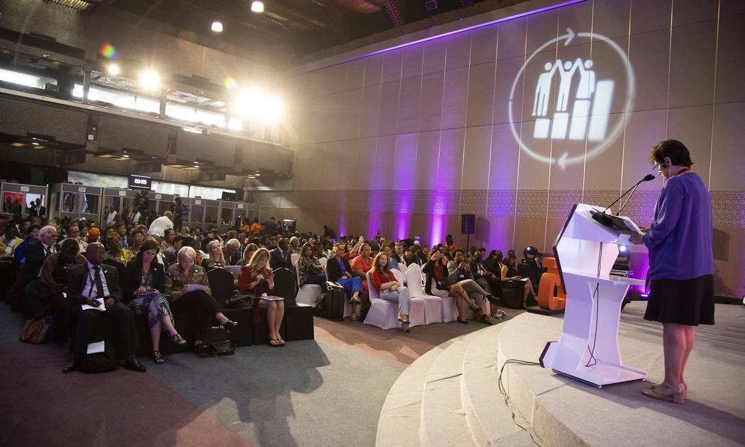 Presidente da Fiocruz, Nisia Trindade Lima, durante apresentação na Conferência Internacional sobre População e Desenvolvimento, da ONU, em Nairóbi, no Quênia