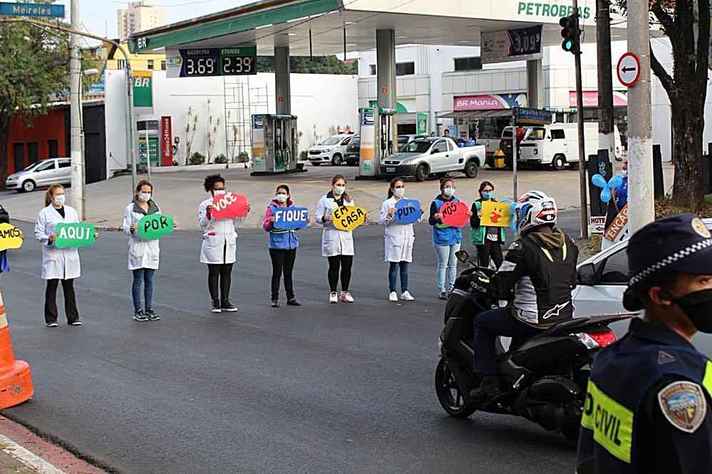 Ação educativa feita por profissionais de saúde em rua de São Paulo – mulheres são maioria na linha de frente de combate à Covid-19